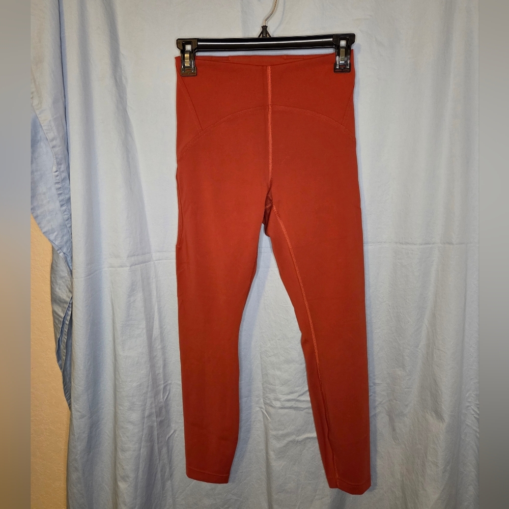 G292. Lululemon InStill HR Tight in Cayenne - Size 6